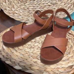 Universal thread platform sandals